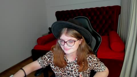 ChloeHalses online show from 04.22.26