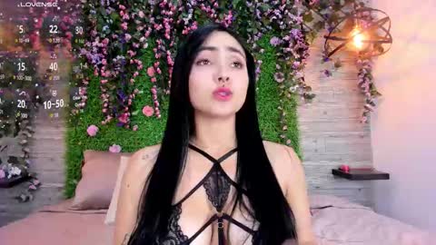 Snapshot of chloeharper1 chatting on 12.23.25 Chloe online show from 12.23.25