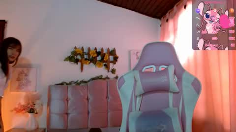 Snapshot of chloejohnsoon chatting on 11.26.25 Chloe online show from 11.26.25