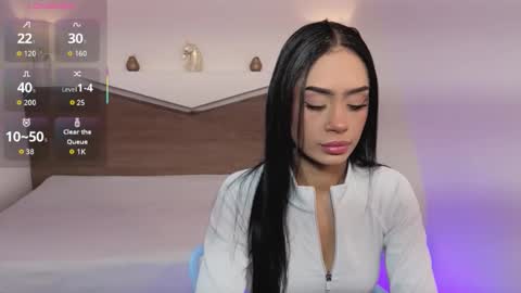 C H L O E online show from 12.17.25