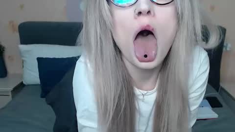 chloemurmeow online show from 10.23.25