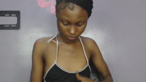 Snapshot of choco_petitqueen chatting on 01.12.25 choco_petitqueen online show from 01.12.25