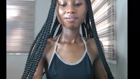 Snapshot of choco_petitqueen chatting on 11.11.25 choco_petitqueen online show from 11.11.25