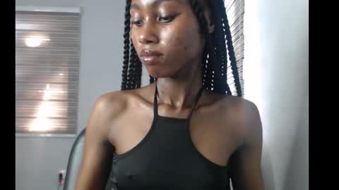 Snapshot of choco_petitqueen chatting on 11.18.25 choco_petitqueen online show from 11.18.25