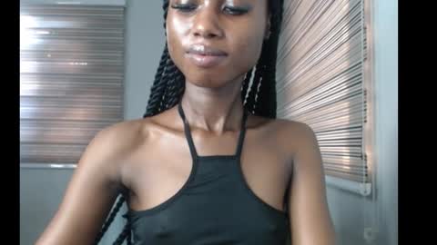 Snapshot of choco_petitqueen chatting on 11.25.25 choco_petitqueen online show from 11.25.25