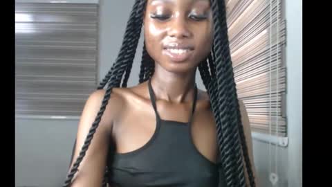 Snapshot of choco_petitqueen chatting on 11.26.25 choco_petitqueen online show from 11.26.25