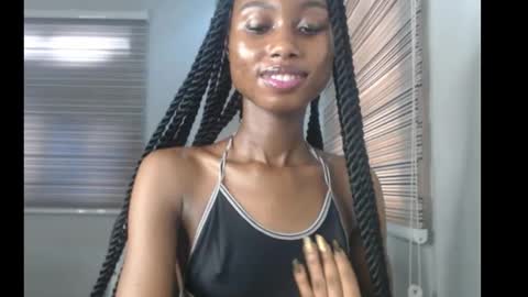 Snapshot of choco_petitqueen chatting on 11.28.25 choco_petitqueen online show from 11.28.25