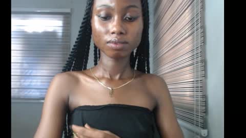 Snapshot of choco_petitqueen chatting on 11.29.25 choco_petitqueen online show from 11.29.25