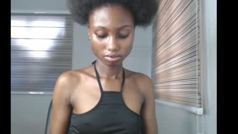 Snapshot of choco_petitqueen chatting on 11.30.25 choco_petitqueen online show from 11.30.25