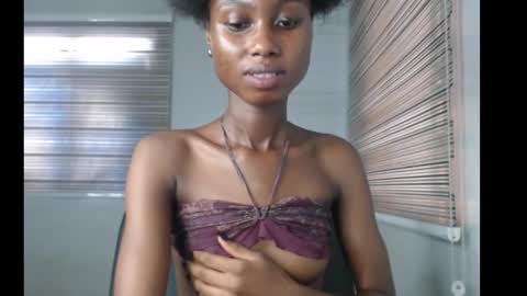 Snapshot of choco_petitqueen chatting on 12.01.25 choco_petitqueen online show from 12.01.25