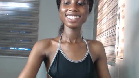 Snapshot of choco_petitqueen chatting on 12.14.25 choco_petitqueen online show from 12.14.25