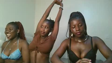 Snapshot of chocolate_iva chatting on 10.18.25 Iva online show from 10.18.25