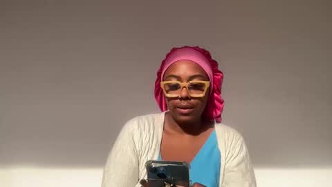 Snapshot of chocolatecakequeen chatting on 11.19.25 ChocolateCakeQueen online show from 11.19.25