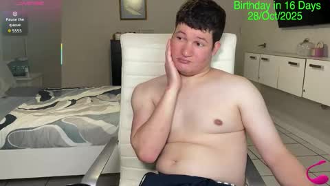 Snapshot of chris___evanss chatting on 10.13.25 Chris Evens online show from 10.13.25