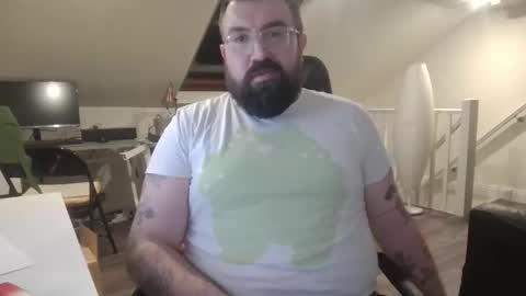 Snapshot of chriscubxxx chatting on 12.18.25 chriscubxxx online show from 12.18.25