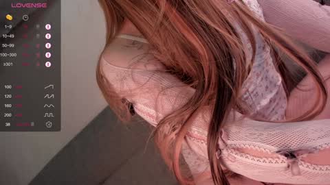 Snapshot of christinaloveu chatting on 01.06.25 crisss online show from 01.06.25