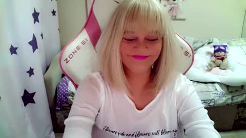 Snapshot of christirose chatting on 11.08.25 Christi online show from 11.08.25