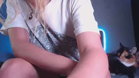 Snapshot of cicimom chatting on 12.19.25 cicimom online show from 12.19.25