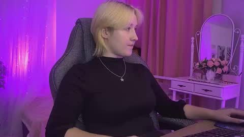 Snapshot of cinbellamy chatting on 11.02.25 Cin Bellamy online show from 11.02.25