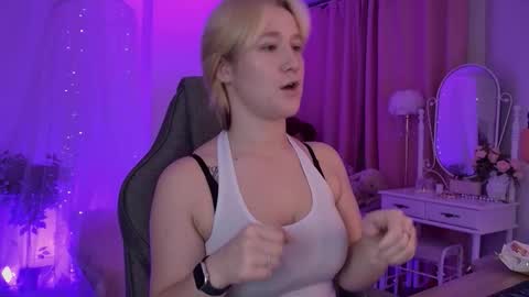 Snapshot of cinbellamy chatting on 11.05.25 Cin Bellamy online show from 11.05.25