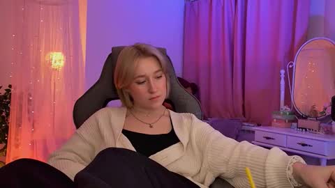 Snapshot of cinbellamy chatting on 03.11.26 Cin Bellamy online show from 03.11.26