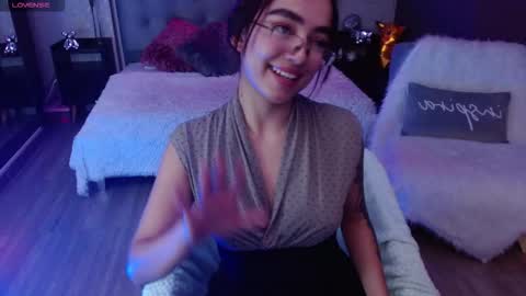 Snapshot of cinnamon_bite chatting on 12.03.25 cinnamon_bite online show from 12.03.25