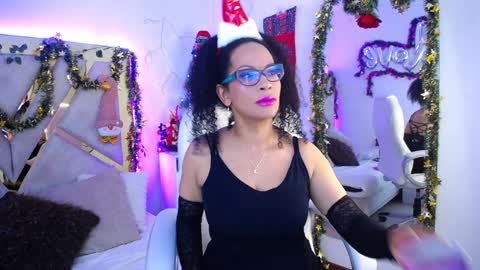 Snapshot of cintia_holms chatting on 12.13.24 Cintia online show from 12.13.24