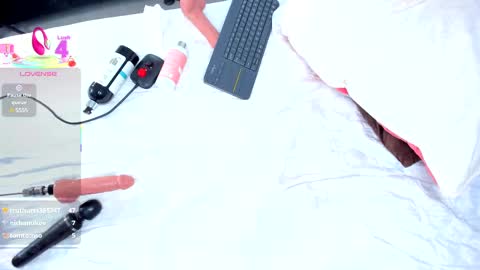 Snapshot of cintiavega chatting on 03.10.25 Cintia online show from 03.10.25