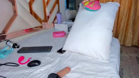 Snapshot of cintiavega chatting on 10.03.25 Cintia online show from 10.03.25