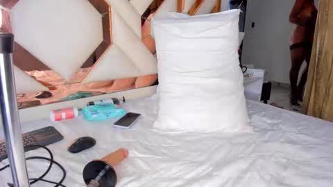 Snapshot of cintiavega chatting on 10.23.25 Cintia online show from 10.23.25