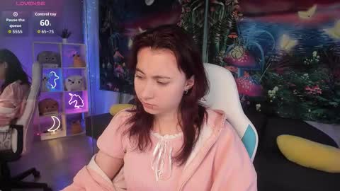 Snapshot of clarabenson chatting on 10.25.25 clarabenson online show from 10.25.25