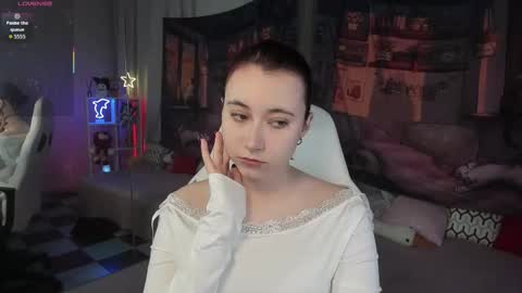 Snapshot of clarabenson chatting on 10.27.25 clarabenson online show from 10.27.25