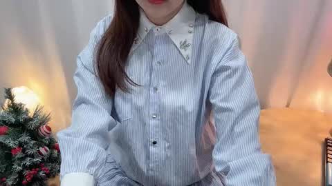 Snapshot of clari_yumi chatting on 11.21.25 Clari online show from 11.21.25