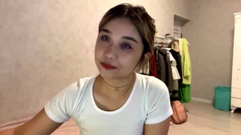 Snapshot of clary_cloud chatting on 10.29.25 Lara online show from 10.29.25