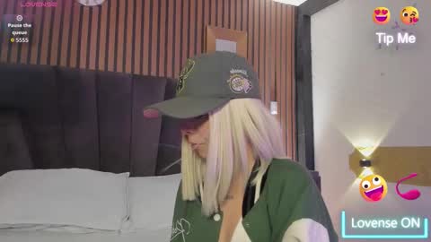 cleowhite_ online show from 09.24.25