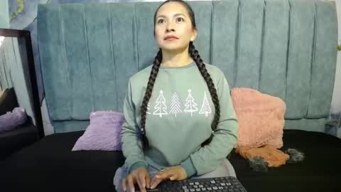 Snapshot of cloe16_ chatting on 12.01.25 Cloe online show from 12.01.25