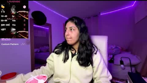 cloe small online show from 11.08.25