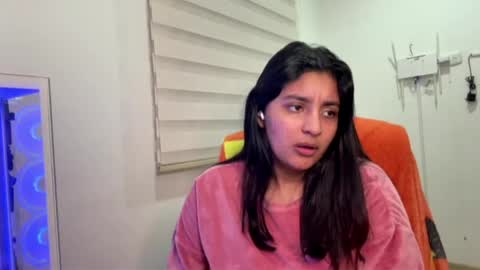 cloe small online show from 06.08.26