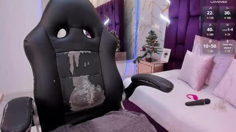 Snapshot of cloe_spencer chatting on 12.04.25 Cloe online show from 12.04.25