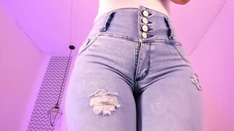 Snapshot of cloehonney chatting on 12.22.25 cloe online show from 12.22.25