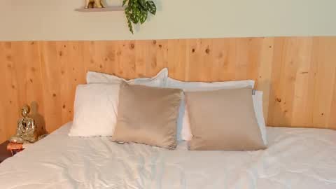 Snapshot of cloehsmiith chatting on 09.23.25 Chloe Smith online show from 09.23.25