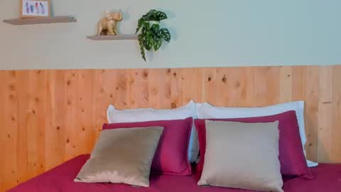 Snapshot of cloehsmiith chatting on 09.24.25 Chloe Smith online show from 09.24.25