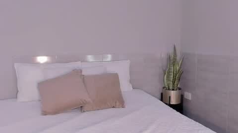 Snapshot of cloehsmiith chatting on 11.05.25 Chloe Smith online show from 11.05.25