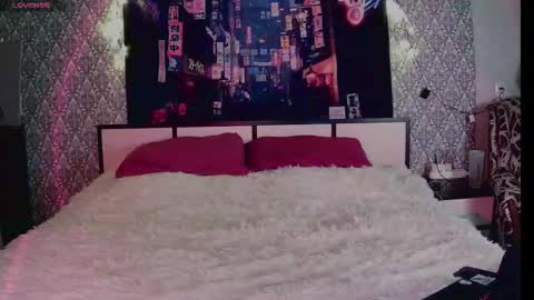 Snapshot of closertous chatting on 12.15.25 closertous online show from 12.15.25