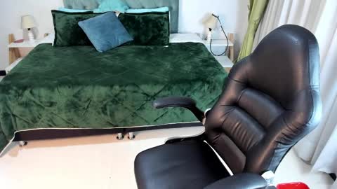 Snapshot of clown_face chatting on 02.18.25 emely dolce online show from 02.18.25