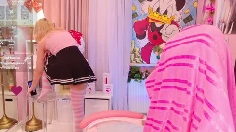 Snapshot of coconut_mia chatting on 12.19.24 Mia online show from 12.19.24