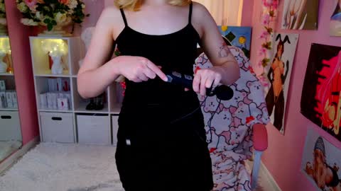 Snapshot of coconut_mia chatting on 01.08.25 Mia online show from 01.08.25