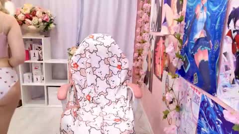 Snapshot of coconut_mia chatting on 09.19.25 Mia online show from 09.19.25