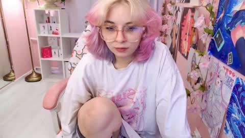 Snapshot of coconut_mia chatting on 10.11.25 Mia online show from 10.11.25