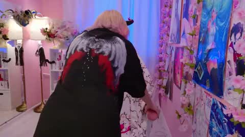 Snapshot of coconut_mia chatting on 10.23.25 Mia online show from 10.23.25